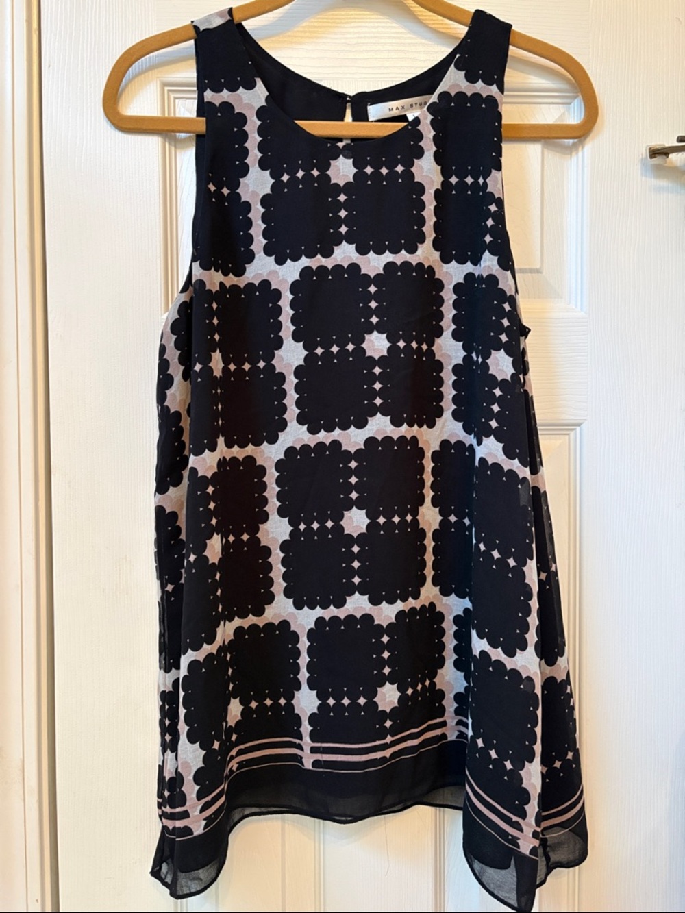 Size Large MAX STUDIOS Black and Blush Geometric Sleeveless Top